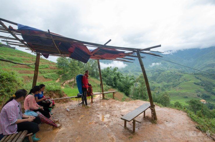 None of the three guides had rain jackets. To be honest, they don't serve very well in such humidity. A simple umbrela does the trick better.